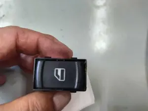 Foto de MANDO ELEVALUNAS TRASERO DERECHO VOLKSWAGEN PASSAT BERLINA (3B2) referencia 1J0959855 foto 2