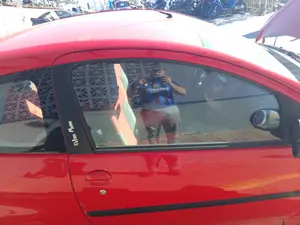 Foto de LUNA DELANTERA DERECHA PEUGEOT 107 1.0 CAT (384F) (68 CV / 50 KW)
