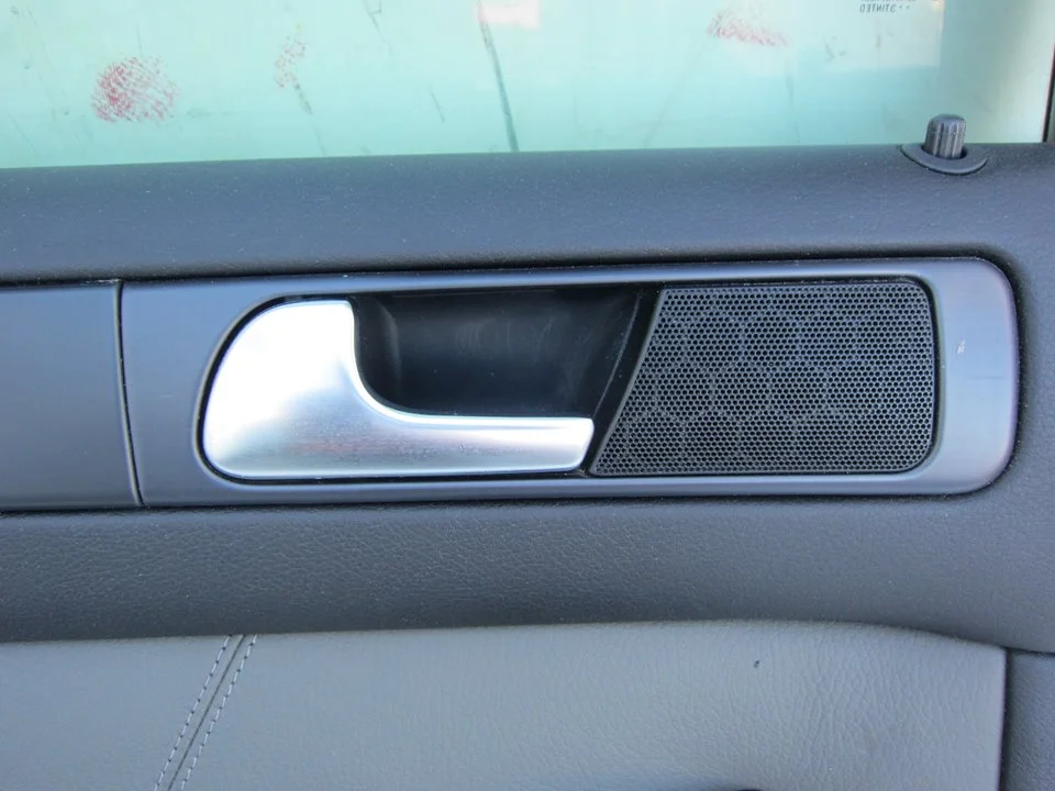 Foto de MANETA INTERIOR TRASERA IZQUIERDA AUDI ALLROAD QUATTRO QUATTRO (4B5) 2.5 V6 24V TDI (180 CV / 132 KW) referencia 4B0839019