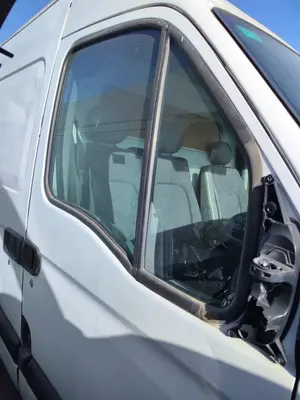 Foto de LUNA DELANTERA DERECHA NISSAN INTERSTAR (X70) 2.5 dCi Diesel CAT (114 CV / 84 KW)