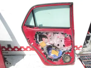 Foto de PUERTA TRASERA IZQUIERDA TOYOTA AURIS (E15) 1.4 Turbodiesel CAT (90 CV / 66 KW) foto 3
