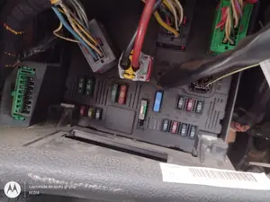 Foto de CAJA RELES / FUSIBLES PEUGEOT 206 1.4 HDi (68 CV / 50 KW)