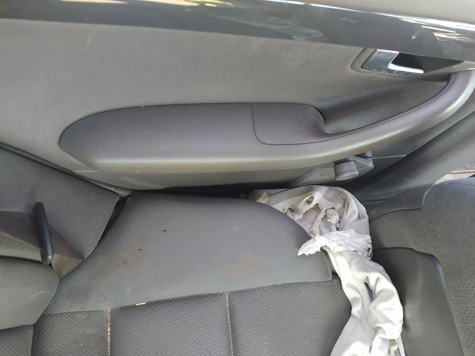 Foto de GUARNECIDO PUERTA TRASERA IZQUIERDA AUDI A4 AVANT (8E) 1.9 TDI (131 CV / 96 KW) referencia 8E0867303 FKZ