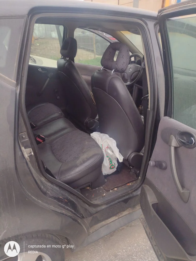 Foto de GOMAS CONTORNO PUERTA MERCEDES-BENZ CLASE A (BM 168) 1.6 CAT (102 CV / 75 KW)