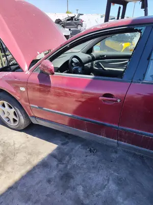 Foto de PUERTA DELANTERA IZQUIERDA VOLKSWAGEN PASSAT BERLINA (3B2) 1.9 TDI (116 CV / 85 KW) referencia 3B4831051BE