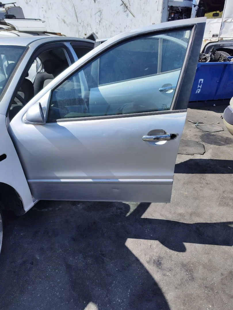 Foto de PUERTA DELANTERA IZQUIERDA SEAT LEON (1M1) 1.9 TDI (90 CV / 66 KW)