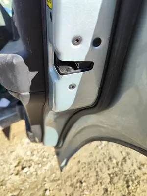 Foto de CERRADURA PUERTA TRASERA DERECHA LAND ROVER DISCOVERY 2.7 Td V6 CAT (190 CV / 140 KW)