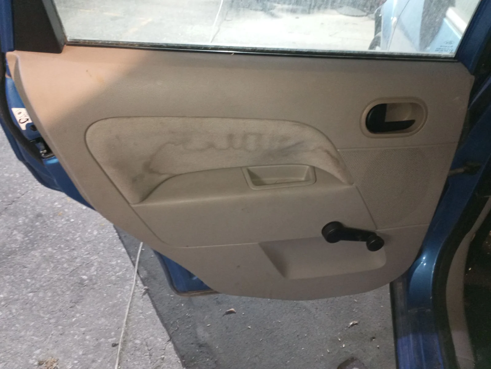 Foto de GUARNECIDO PUERTA TRASERA IZQUIERDA FORD FIESTA (CBK) 1.25 16V CAT (69 CV / 51 KW) referencia 1309170