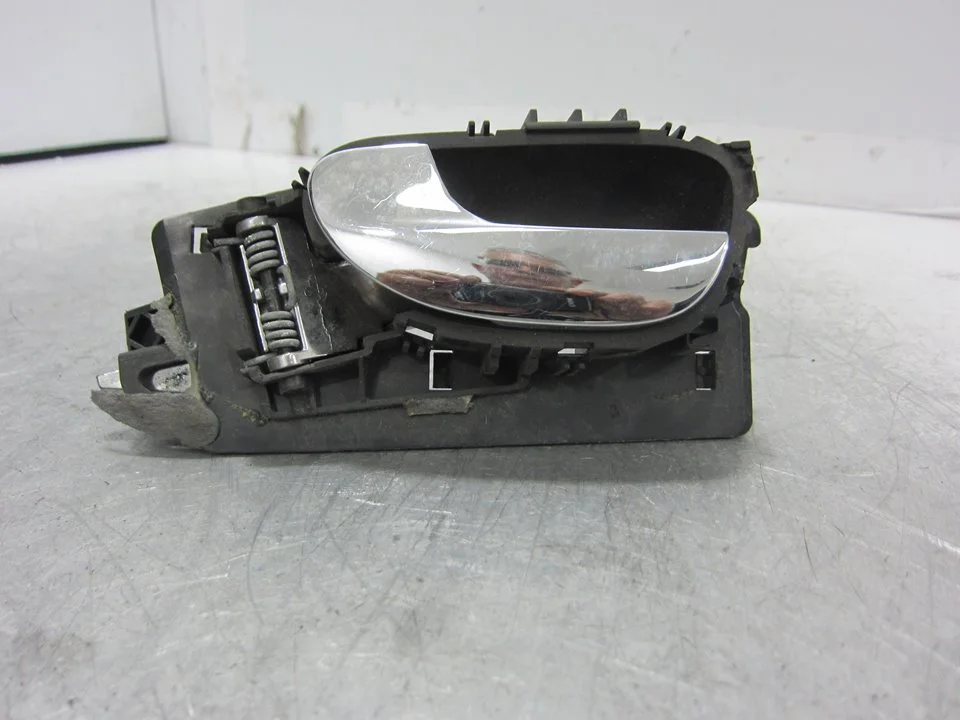 Foto de MANETA INTERIOR DELANTERA IZQUIERDA PEUGEOT 307 BREAK / SW (S1)(04.2002) 2.0 HDi FAP CAT (107 CV / 79 KW) referencia 9643604577