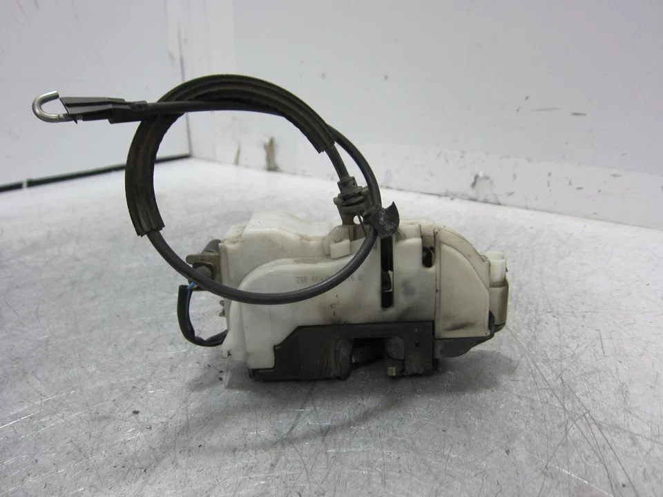 Foto de CERRADURA PUERTA DELANTERA DERECHA SEAT CORDOBA BERLINA (6K2) 1.9 SDI (68 CV / 50 KW) referencia 6K4837016D