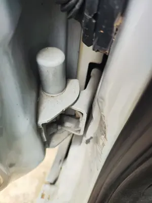 Foto de RETENEDOR PUERTA RENAULT CLIO III 1.5 dCi Diesel FAP (75 CV / 55 KW)
