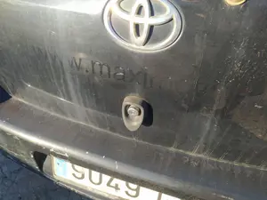 Foto de CERRADURA MALETERO / PORTON TOYOTA YARIS (KSP9/SCP9/NLP9) 1.4 Turbodiesel CAT (90 CV / 66 KW)
