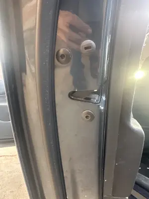 Foto de CERRADURA PUERTA TRASERA IZQUIERDA VOLKSWAGEN PASSAT BERLINA (3C2) 2.0 TDI (140 CV / 103 KW) referencia 3C4839016B