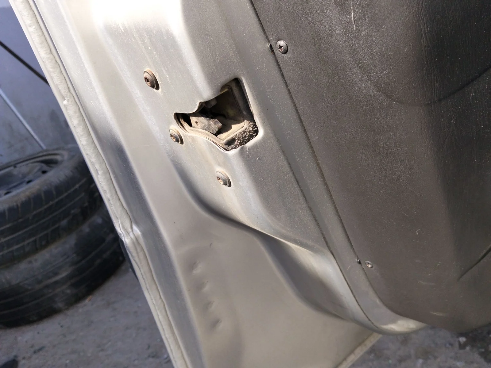 Foto de CERRADURA PUERTA DELANTERA IZQUIERDA FORD FOCUS BERLINA (CAK) 1.6 16V CAT (101 CV / 74 KW) referencia 4057982