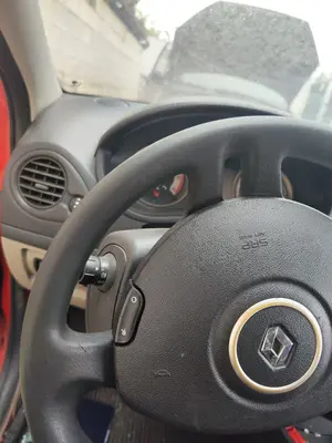 Foto de VOLANTE RENAULT CLIO III 1.5 dCi Diesel CAT (86 CV / 63 KW) foto 2
