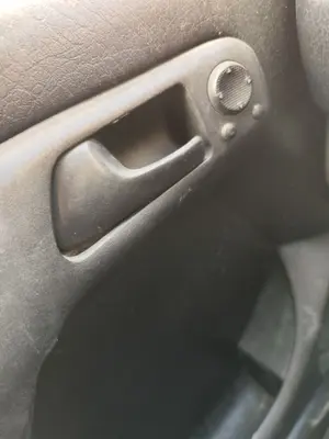 Foto de MANETA INTERIOR TRASERA IZQUIERDA VOLKSWAGEN GOLF III (1H1)(11.1991) 2.0  (116 CV / 85 KW) referencia 1H0837225  FKZ