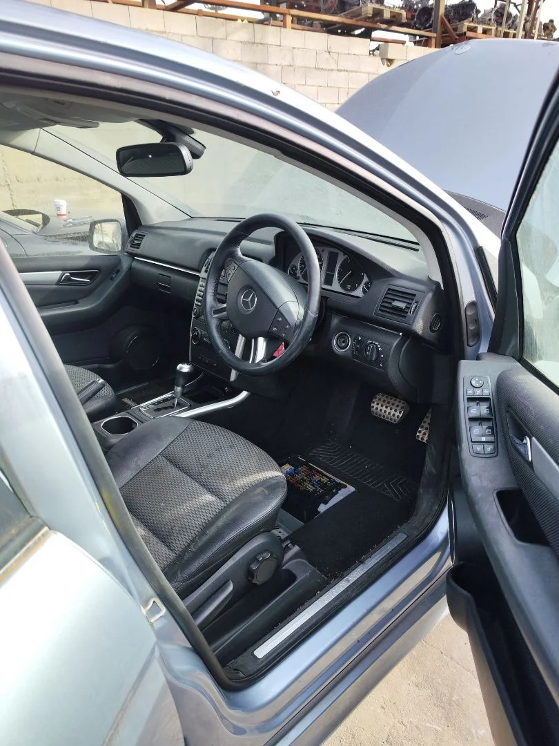 Foto de GOMAS CONTORNO PUERTA MERCEDES-BENZ CLASE B (BM 245) 2.0 CDI CAT (109 CV / 80 KW)