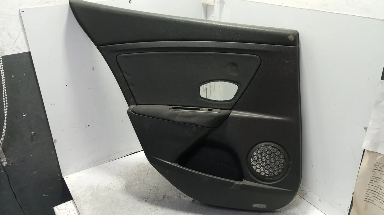 Foto de GUARNECIDO PUERTA TRASERA IZQUIERDA RENAULT MEGANE III BERLINA 5P 2.0 16V (140 CV / 103 KW) referencia 829A10130R