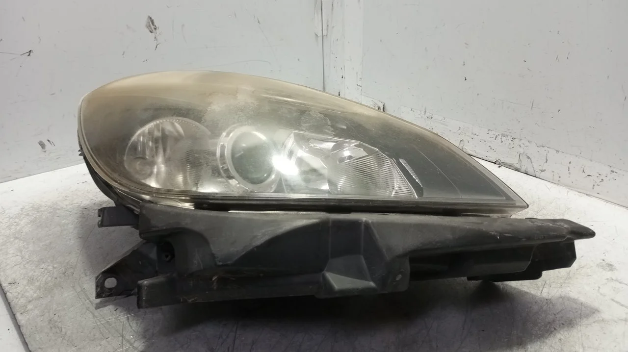 Foto de FARO DERECHO RENAULT CLIO III 1.2 16V (75 CV / 55 KW) referencia 8200261612