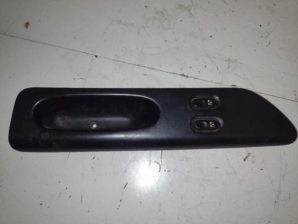 Foto de MANDO ELEVALUNAS DELANTERO IZQUIERDO RENAULT LAGUNA (B56) 1.8 (90 CV / 66 KW) referencia 7701672452E
