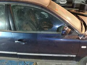 Foto de PUERTA DELANTERA DERECHA VOLKSWAGEN PASSAT BERLINA (3B2) 1.9 TDI (110 CV / 81 KW) referencia 3B4831052BE
