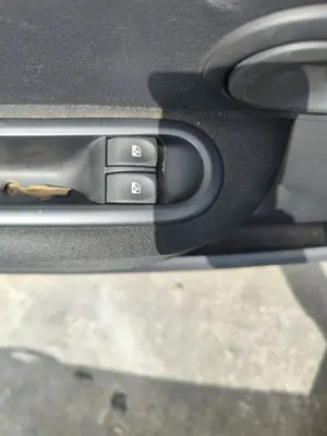 Foto de MANDO ELEVALUNAS DELANTERO IZQUIERDO RENAULT CLIO III 1.2 16V (75 CV / 55 KW)
