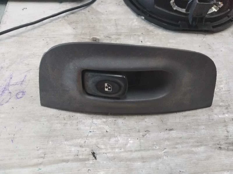 Foto de MANDO ELEVALUNAS DELANTERO DERECHO RENAULT MEGANE I CLASSIC (LA0)