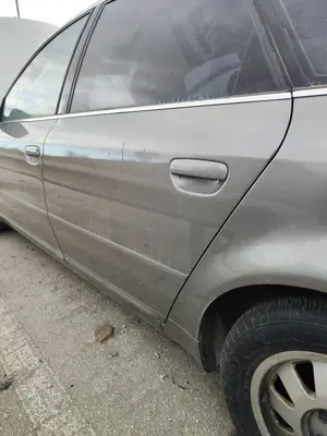 Foto de PUERTA TRASERA IZQUIERDA AUDI A6 BERLINA (4B2) 2.4 V6 30V (165 CV / 121 KW)