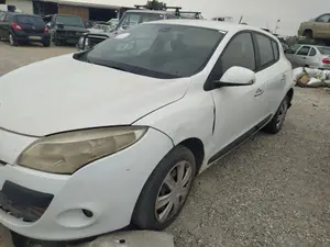 Foto de REFUERZO PARAGOLPES DELANTERO RENAULT MEGANE III BERLINA 5P 1.5 dCi Diesel CAT (86 CV / 63 KW)