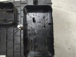 Foto de CAJA RELES / FUSIBLES VOLKSWAGEN GOLF V (1K1)(10.2003) 1.9 TDI (90 CV / 66 KW) referencia 1K0937124 foto 5