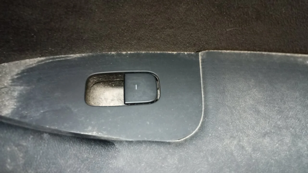 Foto de MANDO ELEVALUNAS TRASERO DERECHO TESLA MODEL 3 eléctrico 258 kW (cont. 153 kW) (350 CV / 258 KW) referencia 1081038-01-E