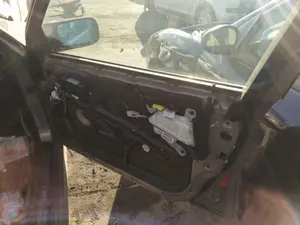 Foto de CERRADURA PUERTA DELANTERA DERECHA BMW SERIE 5 BERLINA (E39) 2.0 16V Diesel CAT (136 CV / 100 KW)