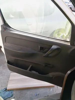 Foto de GUARNECIDO PUERTA DELANTERA IZQUIERDA CITROEN BERLINGO 1.9 Diesel (69 CV / 51 KW) referencia 9342X8