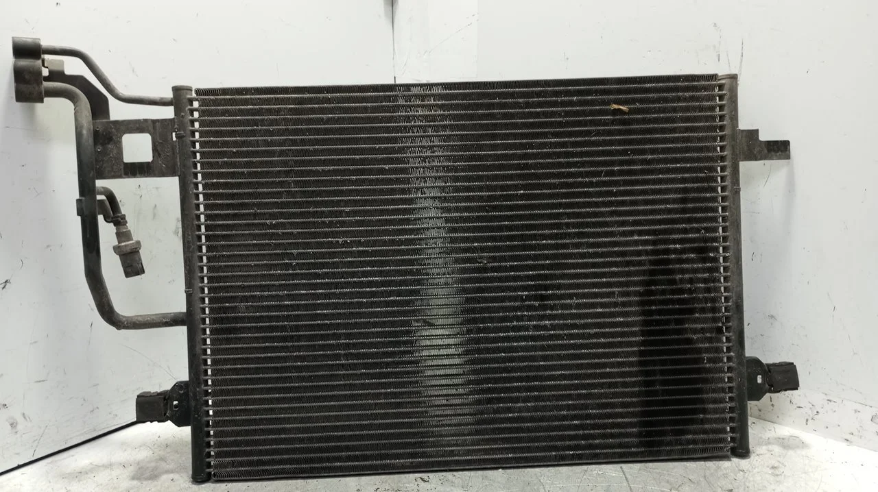 Foto de CONDENSADOR / RADIADOR AIRE ACONDICIONADO VOLKSWAGEN PASSAT BERLINA (3B2) 1.9 TDI (116 CV / 85 KW) referencia 3B0260401