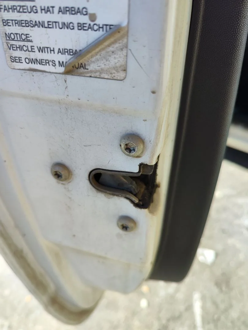 Foto de CERRADURA PUERTA DELANTERA IZQUIERDA OPEL CORSA C 1.2 16V CAT (Z 12 XE / LW4) (75 CV / 55 KW) referencia 13203899