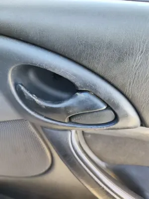 Foto de MANETA INTERIOR DELANTERA DERECHA FORD FOCUS FAMILIAR (CAK) 1.8 TDCi Turbodiesel CAT (116 CV / 85 KW)