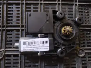 Foto de MOTOR ELEVALUNAS DELANTERO IZQUIERDO RENAULT MEGANE III BERLINA 5P referencia 0130822479