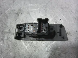 Foto de MANDO ELEVALUNAS TRASERO IZQUIERDO NISSAN X-TRAIL (T31) 2.0 16V CAT (141 CV / 104 KW) referencia 82961JG00A foto 2