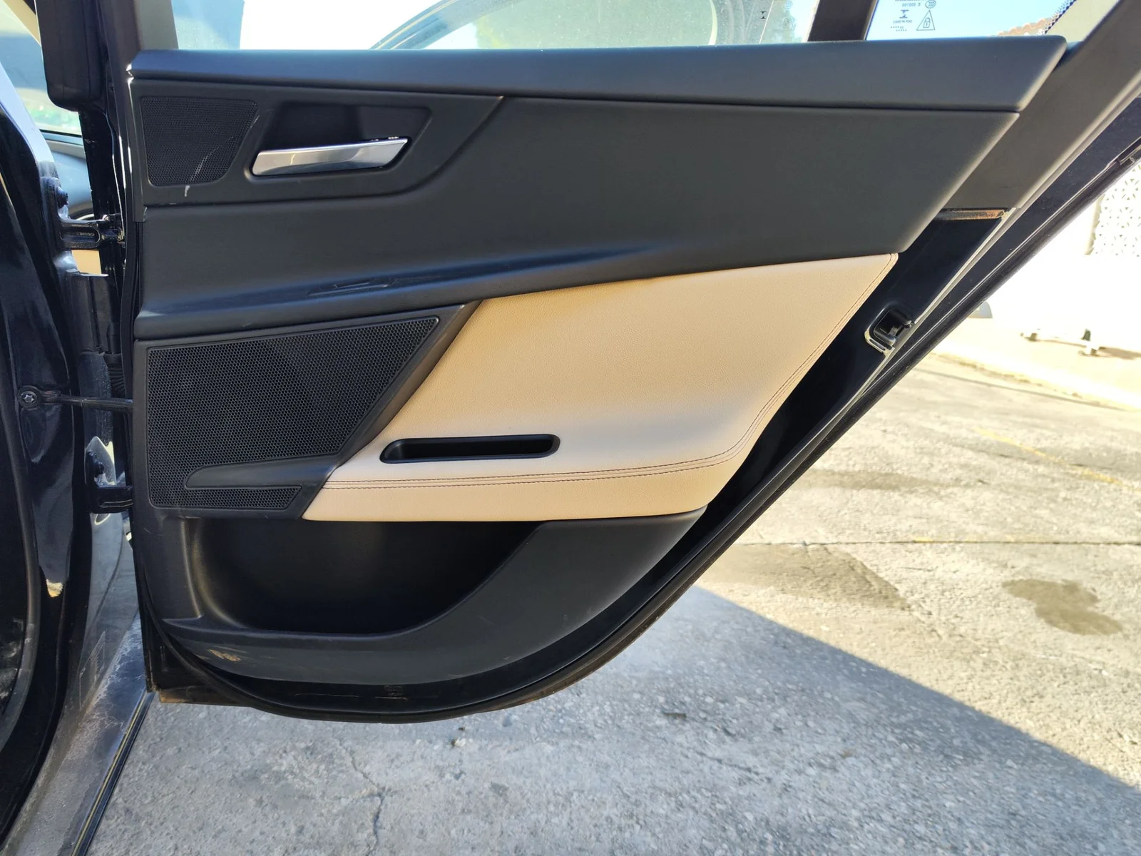 Foto de GUARNECIDO PUERTA TRASERA DERECHA JAGUAR XE 2.0 Turbo CAT (200 CV / 147 KW)