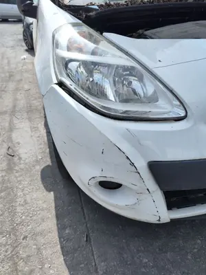 Foto de FARO DERECHO RENAULT CLIO III 1.2 16V (75 CV / 55 KW)