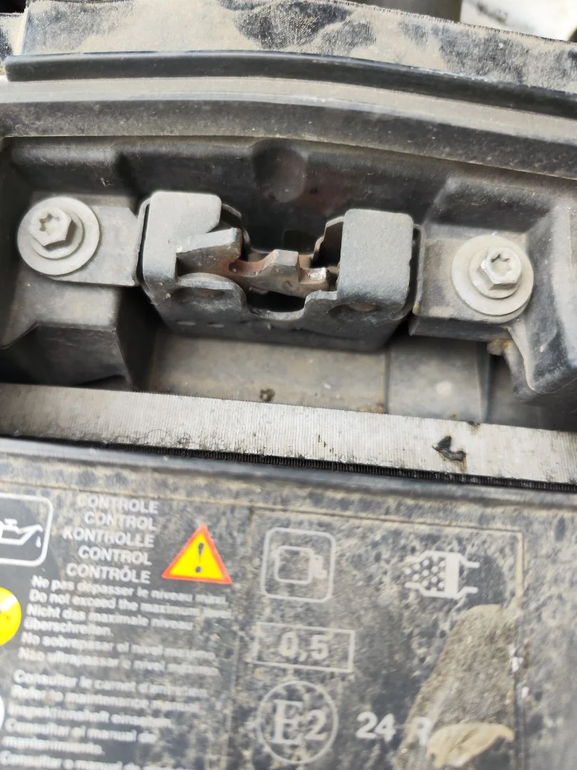 Foto de CERRADURA CAPO RENAULT MEGANE III BERLINA 5P 1.6 16V CAT (101 CV / 74 KW) referencia 656013497R