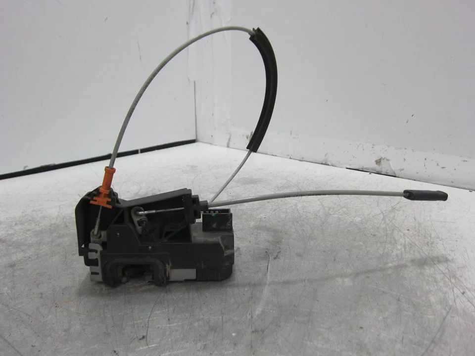 Foto de CERRADURA PUERTA DELANTERA DERECHA OPEL MERIVA 1.4 16V (90 CV / 66 KW) referencia 13154792