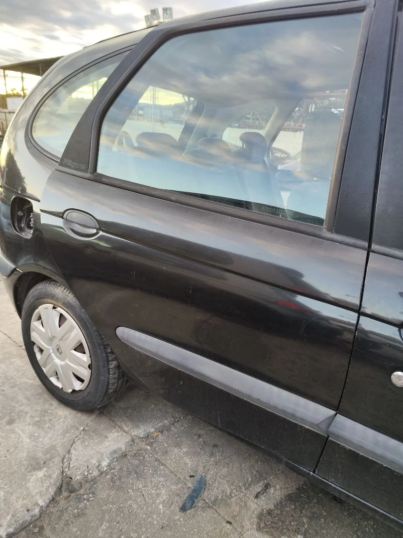 Foto de PUERTA TRASERA DERECHA RENAULT SCENIC I (JA...) 1.4 CAT (95 CV / 70 KW) referencia 7751472140