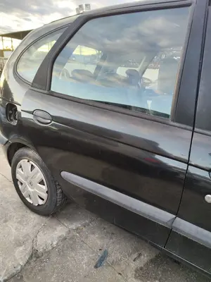 Foto de PUERTA TRASERA DERECHA RENAULT SCENIC I (JA...) 1.4 CAT (95 CV / 70 KW) referencia 7751472140