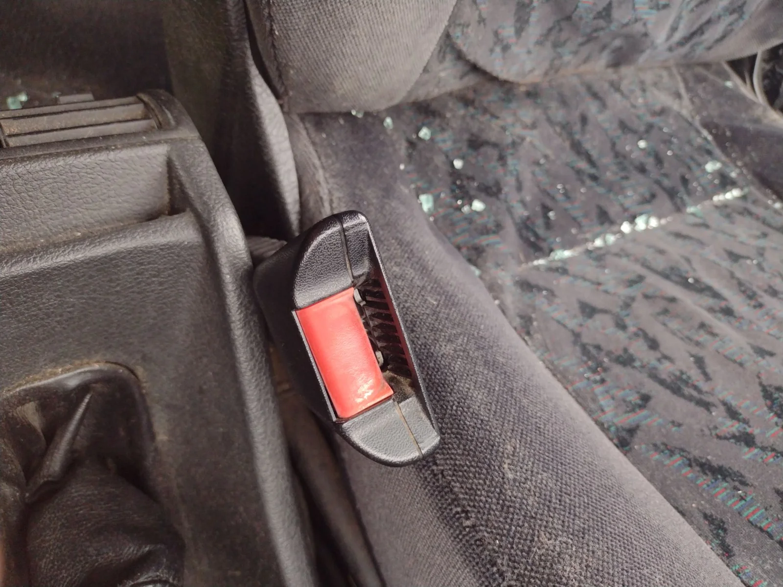 Foto de ENGANCHE CINTURON DELANTERO IZQUIERDO OPEL ZAFIRA A 2.0 DTI (101 CV / 74 KW)