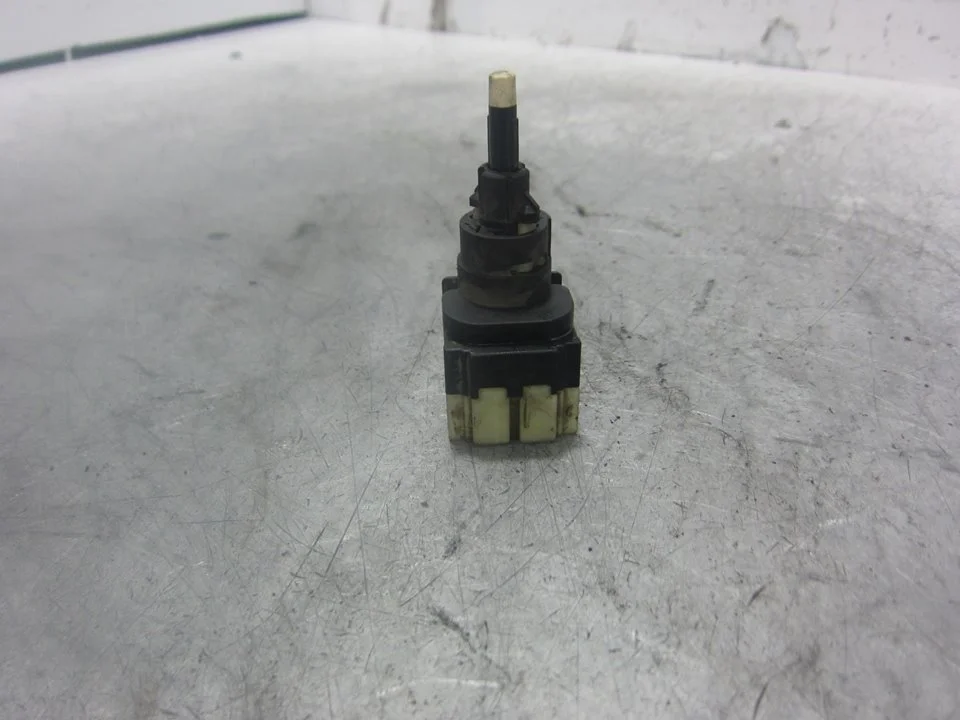 Foto de INTERRUPTOR VOLKSWAGEN GOLF IV BERLINA (1J1)(10.1997) 1.9 TDI (101 CV / 74 KW) referencia 1K2945511