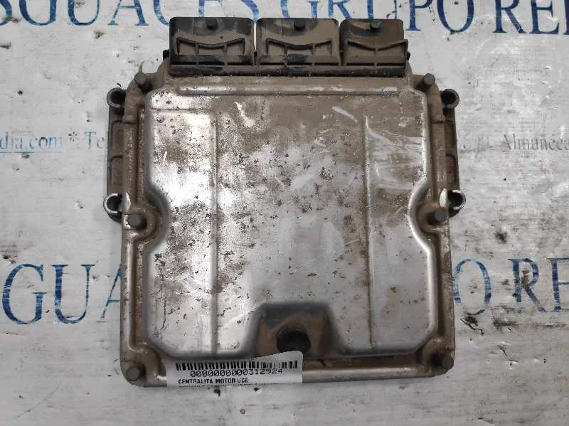 Foto de CENTRALITA MOTOR UCE RENAULT LAGUNA II (BG0) 1.9 dCi Diesel (120 CV / 88 KW) referencia 0281011324