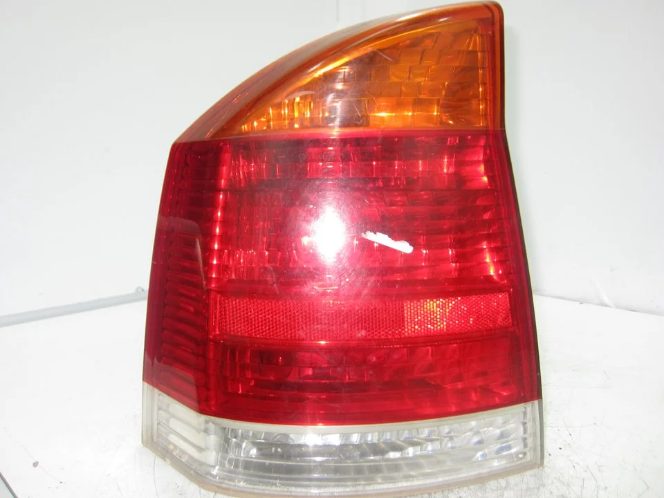 Foto de PILOTO TRASERO IZQUIERDO OPEL VECTRA C BERLINA 2.0 DTI (101 CV / 74 KW) referencia GM13130643