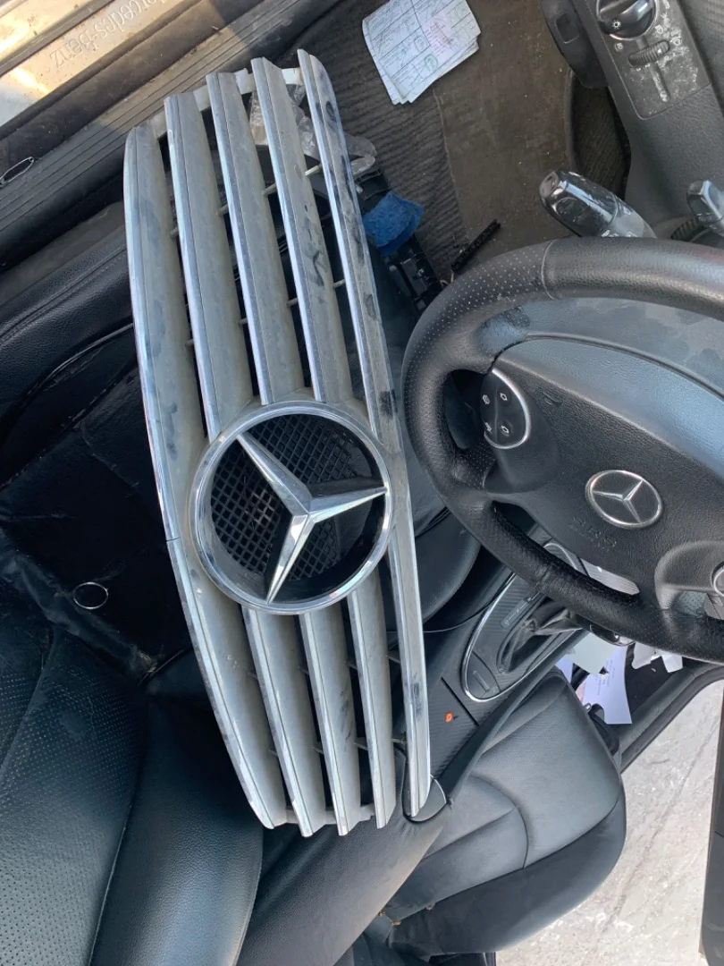 Foto de REJILLA DELANTERA MERCEDES-BENZ CLASE E (BM 211) BERLINA 2.7 CDI CAT (177 CV / 130 KW)
