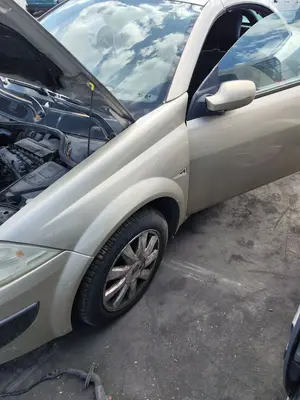 Foto de ALETA DELANTERA IZQUIERDA RENAULT MEGANE II COUPE/CABRIO 1.5 dCi Diesel (106 CV / 78 KW) referencia 7701474922
